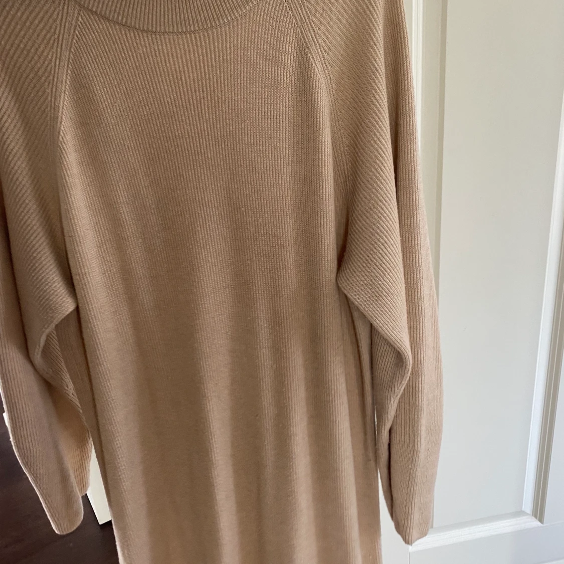 Ribbstickad klänning - 91