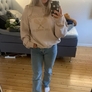 Sweatshirt  - Snygg sweatshirt i st XS-S. Säljer för 150kr + frakt 🦋