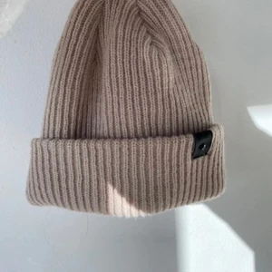 Mössa💕 - Väldigt fin mössa i en fin begie färg❤️priset går att diskuteras❤️aldrig använd, inte ens testad då jag fick 2 stycken❤️