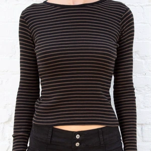 Brandy Melville tröja - Säljer min randiga brandy tröja då den inte kommer till användning. Endast använd ett fåtal gånger och är slutsåld på hemsidan. Skriv privat för fler bilder. Frakt ingår ej💕