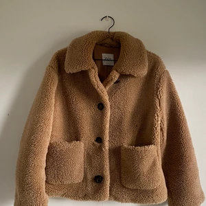 Teddy jacket strl. M - En varm och stilren teddyjacka från Zara i strl M. Använd ett fåtal gånger, ser ej använd ut. Köpare står för frakt!