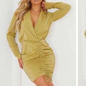 Klänningen  - Säljar min klänning för 200kr helt ny med prislappen på. 