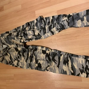 Cargo pants i militär  - Cargo pants i militär. Använda 4 gånger. Sitter tajt från madlady! Storlek XS