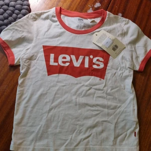 Levis 10 kr utrop - Helt ny äkta levis. Utrop 10 kr. Allt med fast pris i min profil kostar 10 kr. Buda ej om du inte tänker köpa!