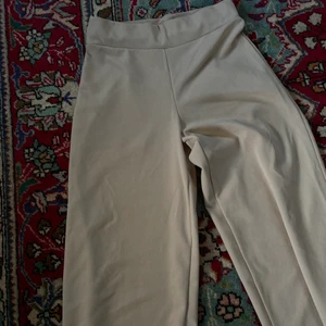 Byxor - [ DE BEIGA ÄR SÅLDA ] Ett par beiga och ett par svarta likadana kostymbyx-liknande byxor, storlek S båda två. Innerbenslängd: 74 cm 🖤 100 kr styck eller 150 för båda 