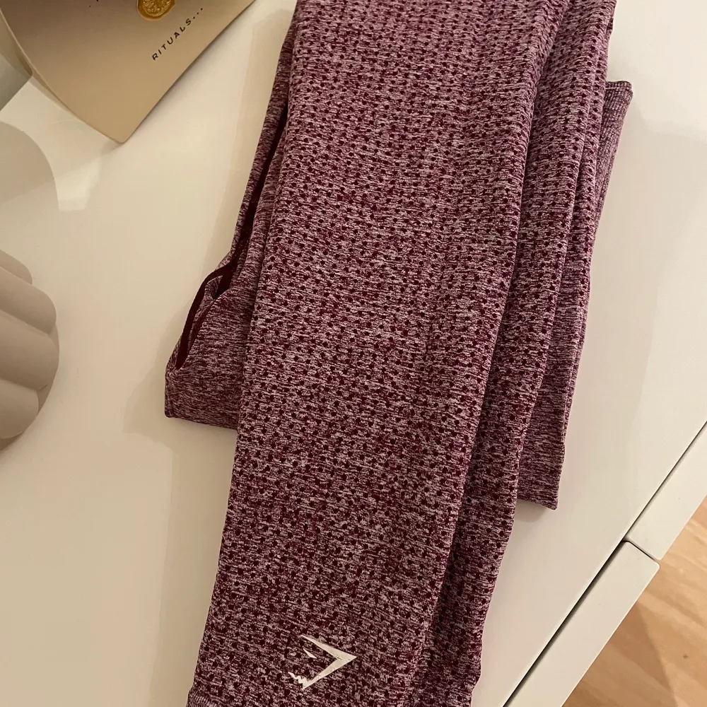 Snyggaste träningskläderna från gymshark. De är i färgen purple och går på 750kr . Jeans & Byxor.