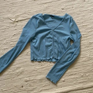 Tröja  - Säljer denna superfina tröja från Shein i en superfin färg! Tröjan är i nyskick och k storlek xs, tveka inte på att höra av er vid fler frågor!💗