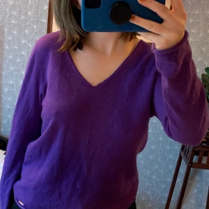 Lila stickad tröja i storlek M - Lila stickad tröja från Massimo Dutti i kashmir, därav väldigt varm och skön ! 