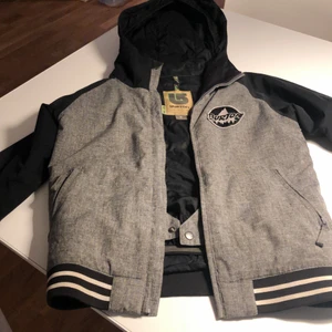 Burton snow board jakke  - Fin jakke , men dragkedja er sönder störrelse small ( 7/8 yrs ) 