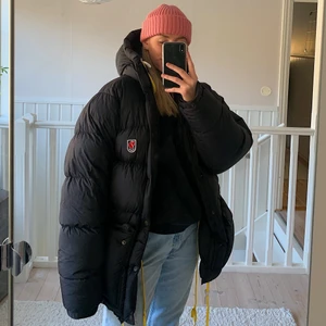 Fjällräven, dunjacka, vinterjacka  - Svart dunjacka från fjällräven i superfint skick! Knappt använd. Originalextraknappar och reflex sitter kvar på jackan. Storlek M men sitter oversized. 3900 kr + frakt. Hoppas jackan kan hitta ett nytt hem!😇 