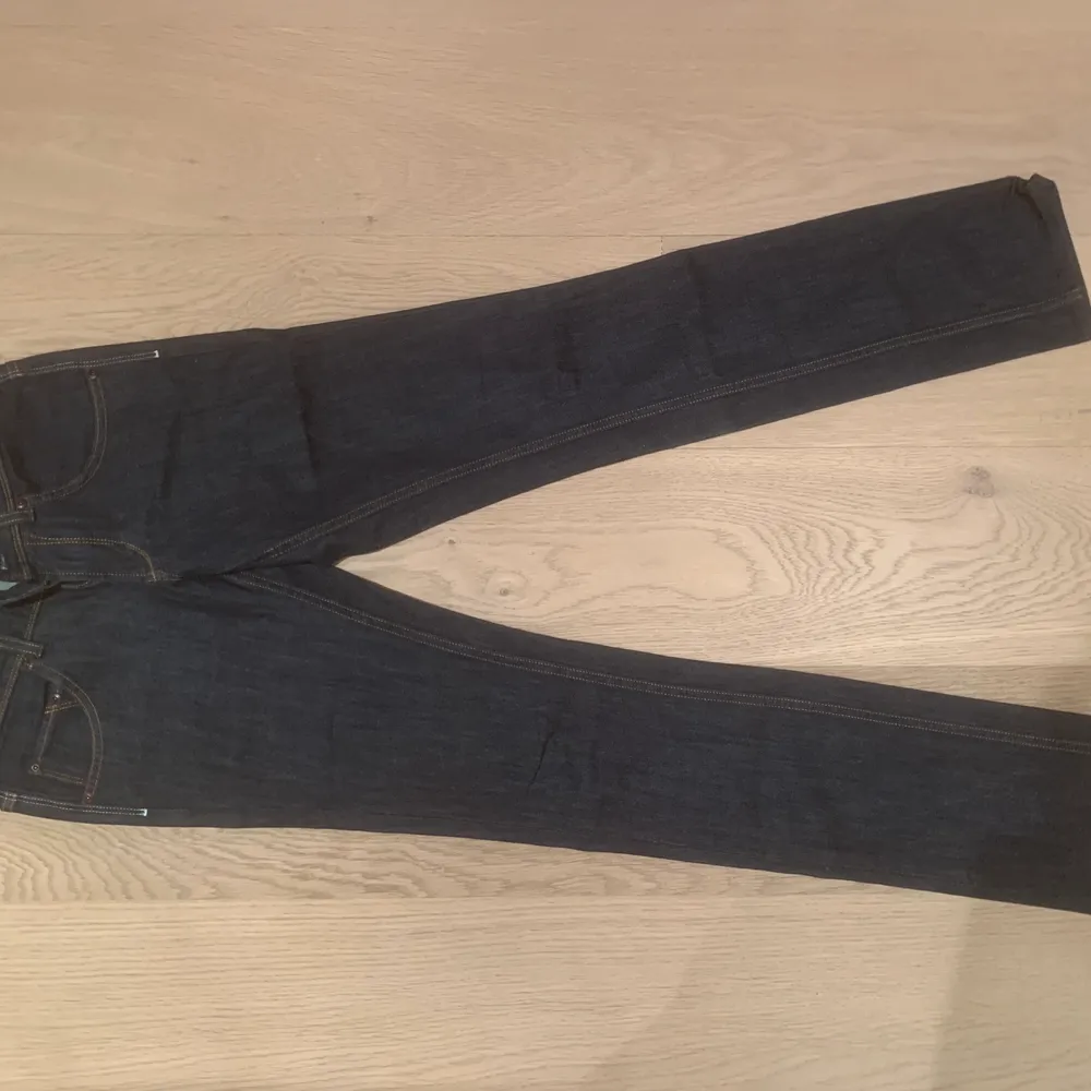 Lågmidjade lee jeans. Jeansen är en mörkare blå och väldigt lågmidjade. Dem är W28L33. Jeansen är mellan bootcut och straight. Köpta secondhand. Dessa jeans är dock för små för mig och har därför inga bilder med dem på ):. Jeans & Byxor.