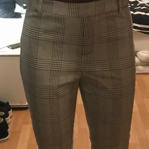 Kostymbyxor - Ett par oandvända kostymbyxor som går ner till anklarna. Är 173 cm☺️