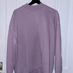 Lila sweatshirt  - Söt lila (syrenlila) sweatshirt i storlek 38 från Stradivarius med halvpolo. Tröjan är snyggt oversized och i nyskick. Du betalar frakten! Skriv vid frågor eller intresse!💜