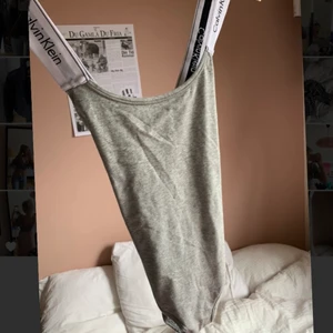 Calvin Klein body - Grå body i mjukt bomullstyg från Calvin Klein🤍 Supersnygg till fest eller bara till vardags!