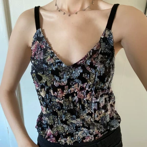 Body med paljetter  - Svart body med paljetter i sammet. Aldrig använd, storlek S-M ❤️