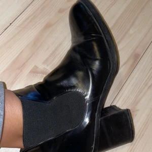 Calvin Klein boots, blanka, st 39 - Super sköna och mycket lite använda, då jag gått ner i vikt har dessa blivit alltför stora för mig!  Deras sulor är fixade med halkskydd så man kan ha dem på hösten! 