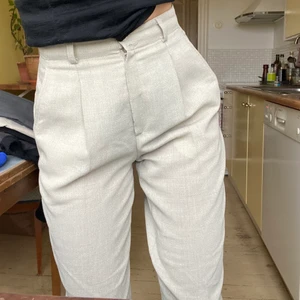 Kostymbyxor - Jättefina beige kostymbyxor i mjukt material med pressveck! Hög midja och lite avsmalnande vid foten! Sitter bra på mig som är S och 172! Lite genomskinliga! 