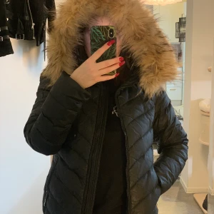 Hollies dunjacka i strl 38 - En svart varm kort hollies dunjacka i storlek 38 i fint skick. Fin päls, inte använd de senaste åren. Nypris ca 3800