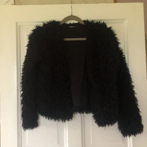 Fluffig kort jacka  - Så fluffig och mysig jacka från Gina Tricot! Storlek M