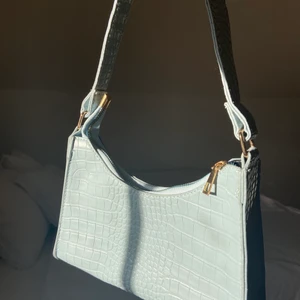 Väska - Säljer för den har aldrig kommit till användning, dem sista två bilderna är lånade. Färgen på väskan skiljer sig i olika ljus. Frakt tillkommer 