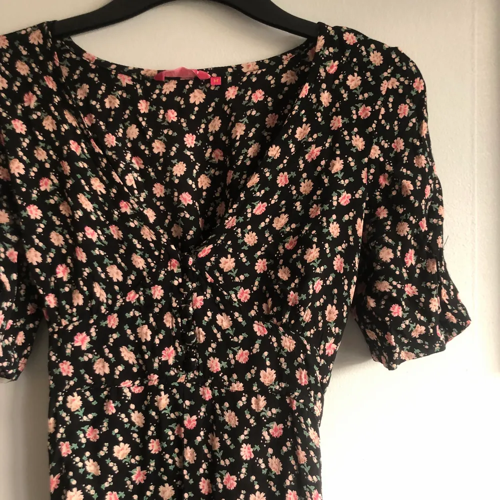 säljer en blommig klänning som jag har köpt second hand! Storlek: medium. Material: 100% viscose. Skick: Aldrig använd av mig men är som sagt köpt på second hand! Inget att anmärka på :-) . Klänningar.