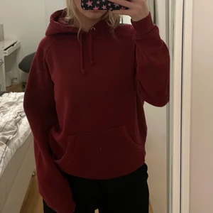 Hoodie  - Mysig vinröd hoodie från Bikbok. Storlek XS men passar mig bra som brukar ha S. Sparsamt använd så i bra skick (smutsig spegel) 💞