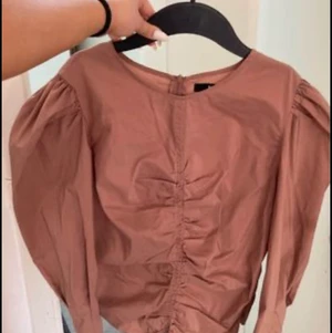Bikbok beige tröja med breda axlar - L-XL