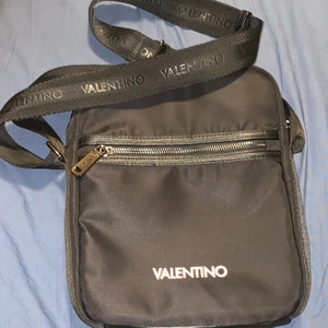 VALENTINO Axelremsväska - Helt ny Valentino Holly Unisex Axelremsväska, Material : Textil, Kostar 579kr på Zalando