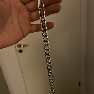 Halskedja silver 925 ny&oanvänd - Bredd: 1,2cm längd: 55cm 925 silverstämplad se bild! Present som aldrig använts. Jag står för fraktkostnaden!