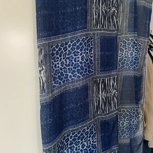 Fin lång stor scarves Blå - Fin scarves . Kan skickas med frakt på 57kr . Som köpare får betala för . 60 för scarfen och 57 frakt . Vid köp där det behöver skickas kan jag dock säga 110kr för både köp o frakt . 