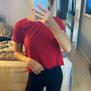 T-shirt - Röd t-shirt. Lite croppad. Bra skick. Köparen står för frakten. Kram💓