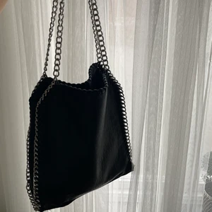 Liknande Stella McCartney väska - Säljer denna väska som liknar Stella McCartney väskorna. Köparen står för frakt🤍