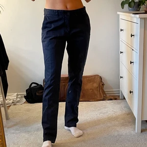 Lågmidjade kostymbyxor  - Ett bar lågmidjade marinblåa kostymbyxor/chinos. Tyvär lite för stora i min midja:( Det står ingen storlek men skulle säga att de passar s/m beroende på passform och mått. Bra skick!💓💓