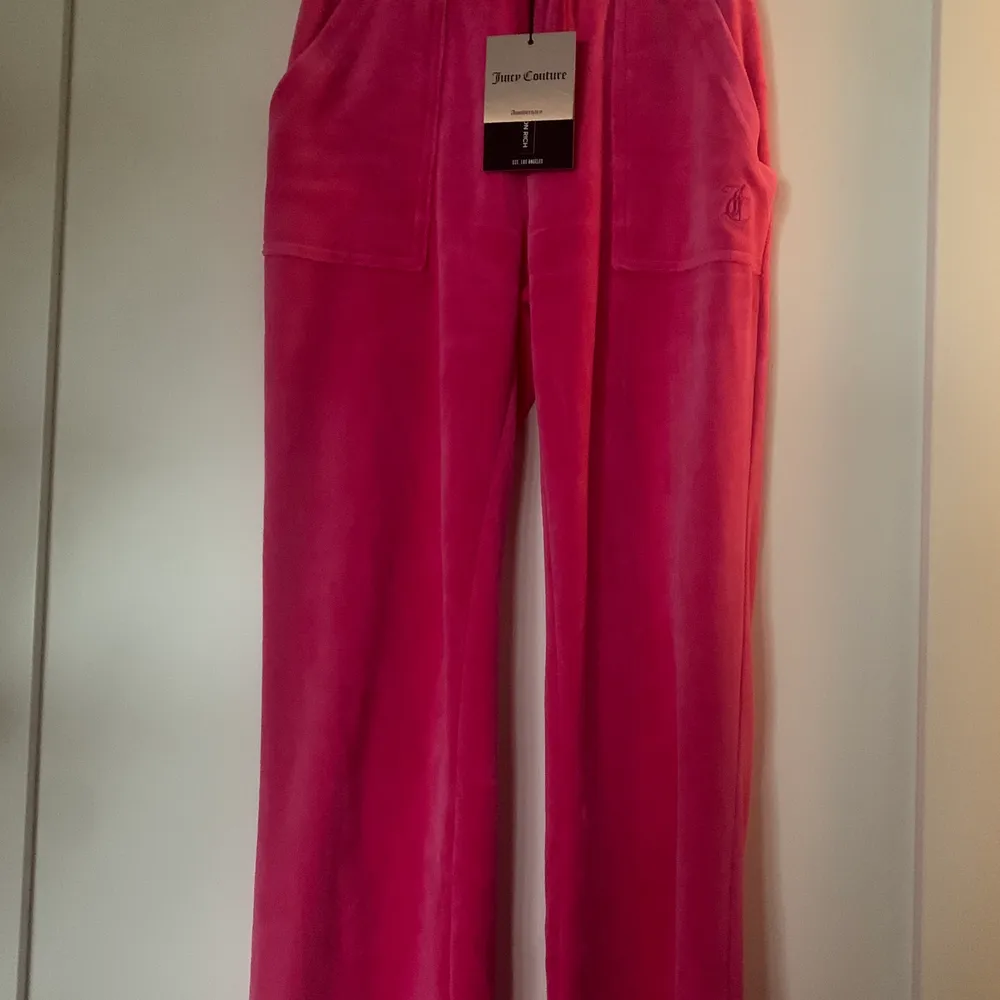 Ett par helt nya juicy couture trackpants med prislappen kvar i storlek XXS (passar även XS och S). Köptes för ett tag sen för 1100kr men säljs nu för att de var för små och jag inte hann lämna tillbaka dem. Färgen heter rasberry rose.. Jeans & Byxor.