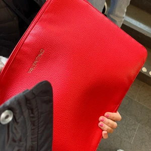 Valentino datorfodral  - Superfint rött datorfodral från valentino! Endast använd ett fåtal gånger  