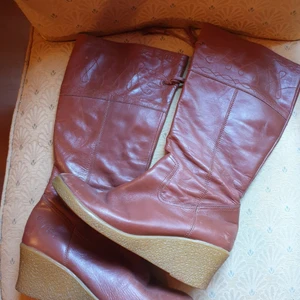 Björn Borg stövlar med kil klack - Snygga vintage stövlar med kil klackar,I brunt äkta skinn. BJÖRN BORG.