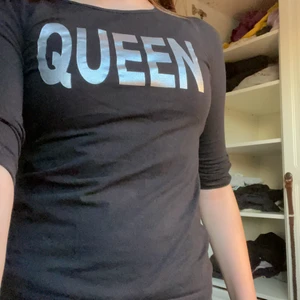 QUEEN tröja lång armad, storlek 122-128☺️ - QUEEN tröja, lång armad och det är storlek 122-128 (barn storlek)💗Hoppas ni gillar den😊✨