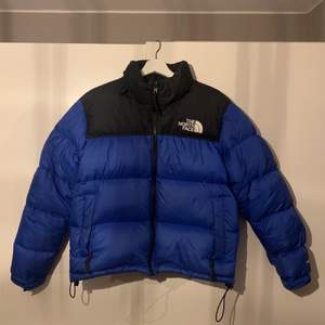 Säljer nu min varma och sköna north face jacka i modellen Retro Nuptse jacket. Sparsamt använd och bra skick. Passar bra och lite oversized på mig som i vanliga fall bär S/M