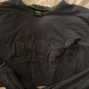 Hugo boss tröja - En jättefin  marin blå Hugo boss tröja o Storlek S (Herr) självklart äkta! Den är i fint skick!Kolla in mina andra annonser! Säljer både lite herr och dam