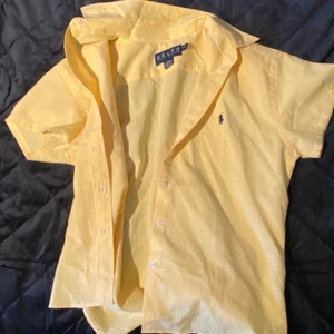 Oversized skjorta från Polo - En knorra från polo som är oversized som man kan ha utanpå tröjor eller annat. I storlek XL men är liten i storleken därför jag köpt större. Passar därför S-m och vill man ha den ännu mer baggy passar den även XS. Nypris 550kr men säljer för 100kr. Fin pastellfärg på tröjan och den passar nästan allt.  Kunden står för frakt och väljer fraktsätt🤗💞