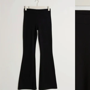 TALL Svarta Utsvänga Byxor  - Svarta Bootcut Leggings från Gina Tricot. Knappt använda då de sitter för tajt. För människor med längre ben. Pris kan diskuteras