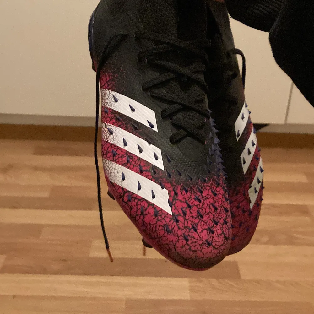 Säljer nu mina Adidas Predator använda endast ett fåtal gånger. Alltså är dom i väldigt fint skick. Köparen står för frakten, kan även mötas in person. Nypris runt 1500kr.. Skor.