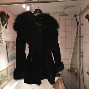 En puls vinter jacka  - I mycket bra skick och användade 2 gånger.passar xs- m.kameran tag inte bra bild då den är gätte fi och puls ser ut åkta. Köpte den 1899 så bud i kommentarna 