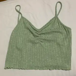 Ljusgrönt croppat linne från Monki, den är i nyskick då den aldrig är använd! Du betalar pris (90kr)+frakt.
