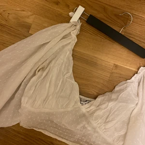 Så fin topp  - Så fin topp ifrån NAKD. Använd några gånger. Ballongärmar och är överlag jättefin på tillexempel midsommar. Strl 40, men psssr även mindre. 80kr +frakt