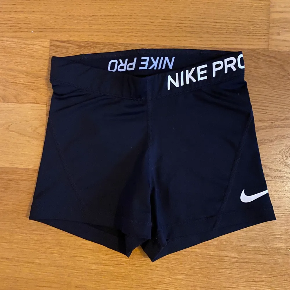 Träningsshorts från Nike. Mycket användbara och är i gott skick. Säljer då de blivit för små för mig. Storlek: XS   Pris: 80kr. Shorts.