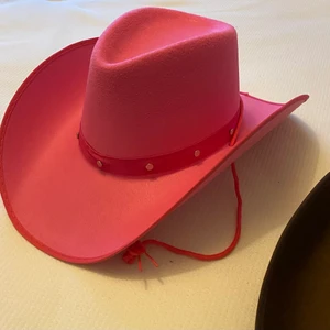Cowboy/girl hatt  - Aldrig använda. Lappen är kvar på båda. 70kr/st eller båda för 100kr! 