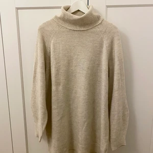 Stickad polotröja - Beige stickad polotröja i storlek M. I mycket gott skick