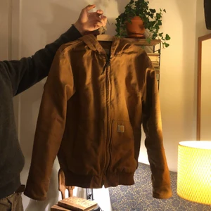 Carhartt Workwear Jacket - Otroligt snygg Carhartt WorkWear Jacka som jag nu växt ur som behöver finna ett nytt hem! Jackan är fodrad och är i princip nyskick utan varken något slitage eller fläckar.  Den är köpt förra vintern och är väldigt sparsamt använd.  Skulle säga att den passar en Small - Large beroende på hur man vill att den ska sitta. Nypris 2500kr! Mitt pris 1400 frakt. Ställ gärna frågor vid eventuella funderingar!(: