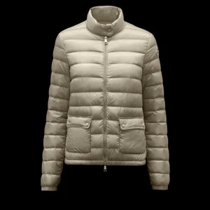 Moncler jacka  - Säljer min fina moncler jacka i toppenskick, nypris 7000. Passar till allt och är jättebra som , höst, vår och vinter jacka. Vill helst byta denna jacka mot en annan moncler jacka eller custommade jacka. Moncler jackan ska vara i storlek 2,3. Om du vill köpa denna jacka så kan du skriva till mig 💞 Självklart äkta och har bevis!
